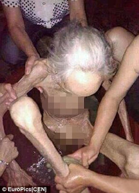 Cụ bà 90 tuổi bị nhốt và bỏ đói đến trơ xương