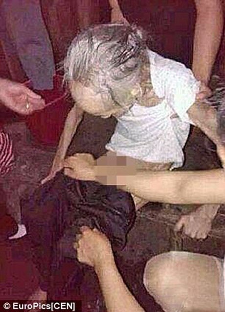 Cụ bà 90 tuổi bị nhốt và bỏ đói đến trơ xương