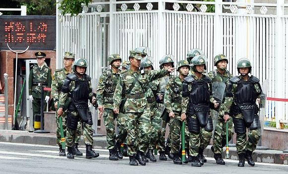 Trung Quốc thắt chặt an ninh tại Tân Cương - 1 Các cảnh sát bán quân sự tuần tra tại Tân Cương.