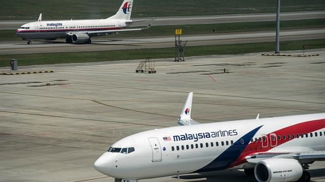 Máy bay Malaysia Airlines suýt va chạm ở Úc - 1 Các máy bay của hãng Malaysia Airlines đậu trên đường băng tại sân bay quốc tế Kuala Lumpur.