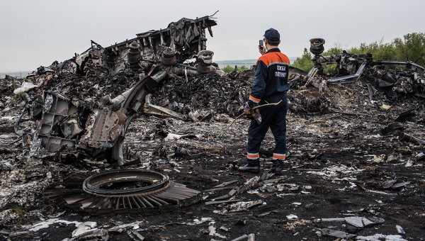 Tập trận phòng không Ukraine đứng sau vụ rơi máy bay MH17? - 1 Hiện trường vụ tai nạn máy bay MH17 ở đông Ukraine.