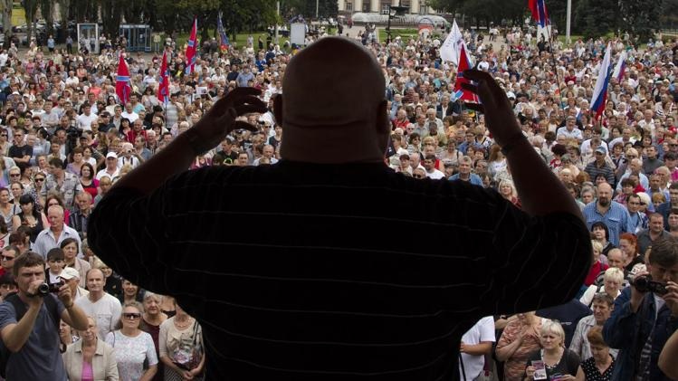 Những người ủng hộ phong trào ly khai trong cuộc tuần hành tại Donetsk ngày 6/7.