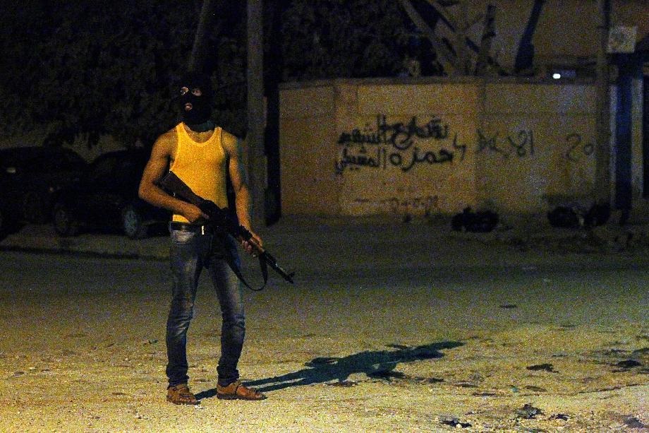Các nước sơ tán công dân khỏi Libya - 1 Một tay súng trên đường phố Benghazi, Libya ngày 29/7.
