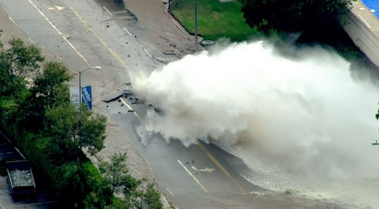 Nước phun xối xả từ đoạn đường ống bị vỡ.