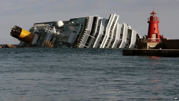 Ý bắt đầu chiến dịch lai dắt siêu tàu du lịch Costa Concordia - 1 Tàu Costa Concordia đã nằm phơi xác trên biển hơn 2 năm qua.