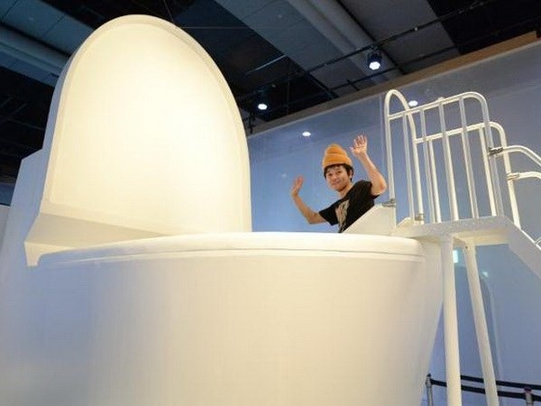 Triển lãm độc đáo về các loại toilet thông minh tại Nhật Bản - 1 Khách tham quan triển lãm. (Nguồn: samaa.tv)