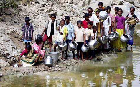 Người dân nông thôn Ấn Độ rất khan hiếm nước ngọt (Ảnh: Wordpress)