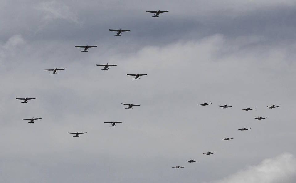 Tổng thống Philippines: Dùng chiến đấu cơ mới bảo vệ lãnh thổ - 2 Các máy bay Philippines xếp hình số 67 nhân kỷ niệm 67 năm thành lập không quân.