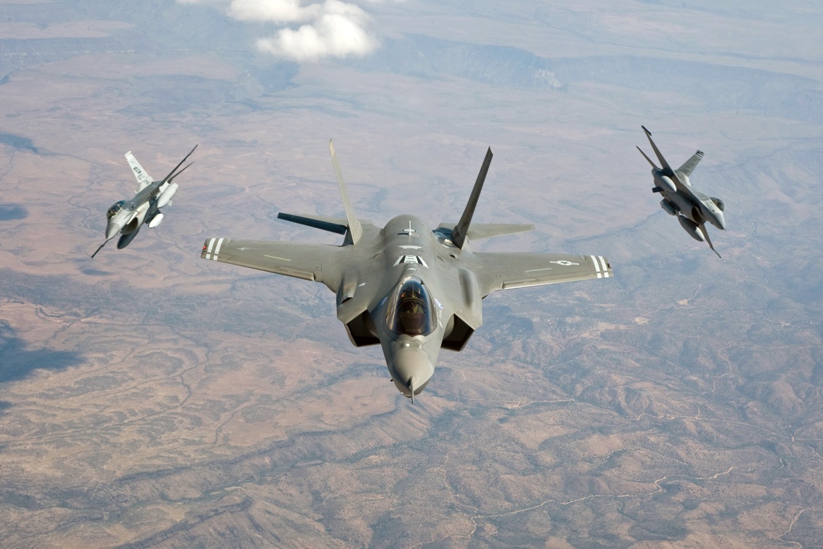 Vì sao Mỹ đang mất dần sự thống trị quân sự? - 1 Các máy bay chiến đấu F-35 của Mỹ.