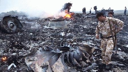 Tìm thấy hộp đen thứ 2 của MH17 - 1 Hiện trường ngổn ngang sau vụ tai nạn của MH17.