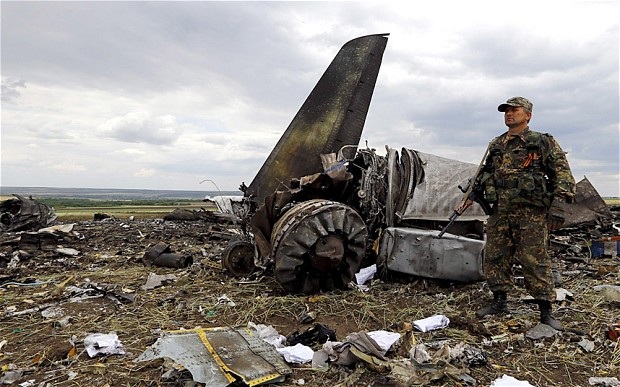 Ukraine tung ghi âm tình báo Nga và phe ly khai thảo luận bắn rơi MH17 - 1 Hiện trường vụ tai nạn máy bay của Malaysia Airlines tại đông Ukraine.
