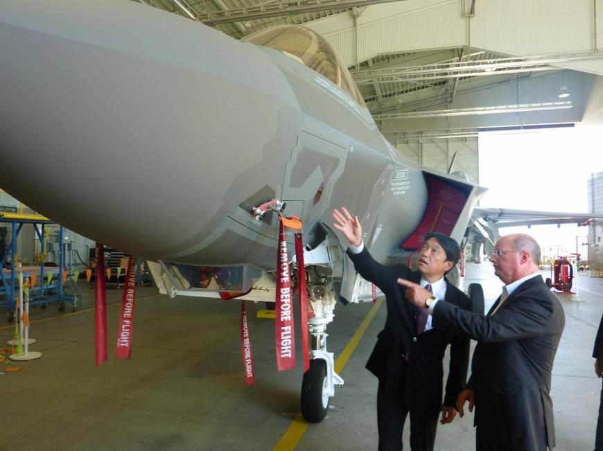 Nhật có thể sắm thêm các máy bay chiến đấu F-35 - 1 Bộ trưởng Onodera thăm nhà máy lắp ráp F-35 tại bang Texas ngày 8/7.