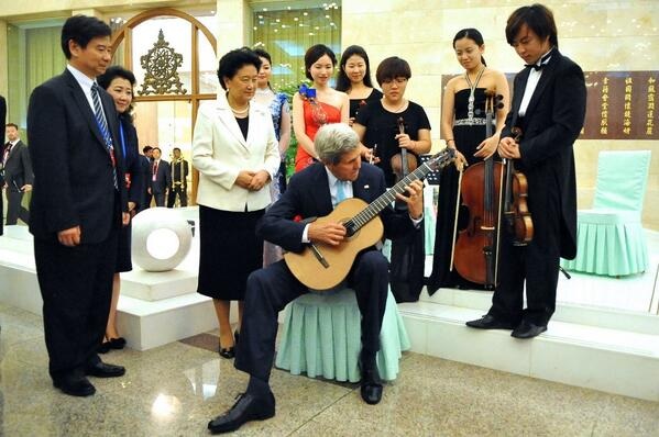 Ông Kerry chơi đàn trước sự chứng kiến của các vị khách.