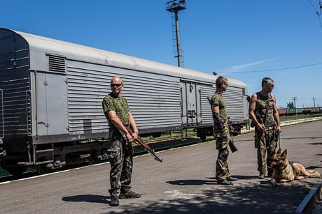 Các thành viên của lực lượng ly khai bảo vệ đoàn tàu chứa các thi thể nạn nhân tai ga Torez.