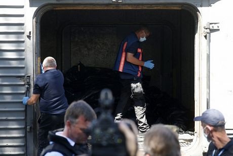 Thi thể các nạn nhân được giữ trong các toa lạnh trên đoàn tàu.