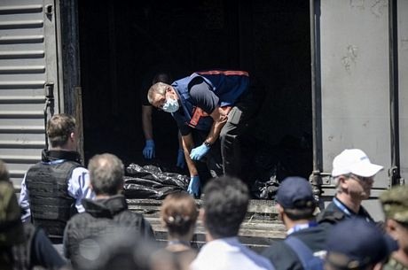 Các thành viên của lực lượng ly khai bảo vệ đoàn tàu chứa các thi thể nạn nhân tai ga Torez.