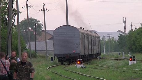 Đoàn tàu lặng lẽ rời ga Torez trong bầu không khí u ám.