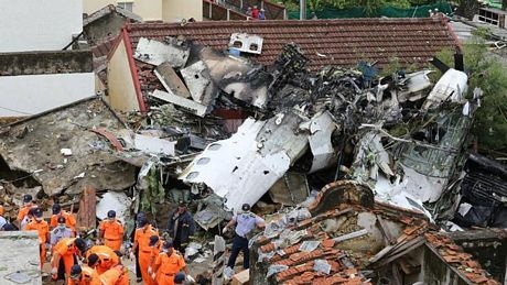 Xác chiếc máy bay phơi mình trên nóc các tòa nhà ở Bành Hồ.