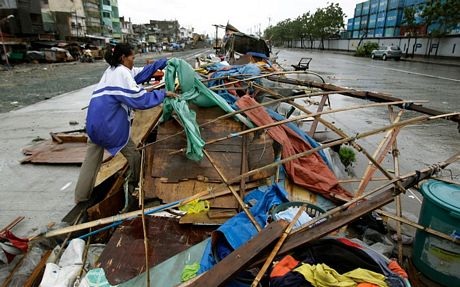 Cảnh tượng hoang tàn, đổ nát sau khi bão đi qua.