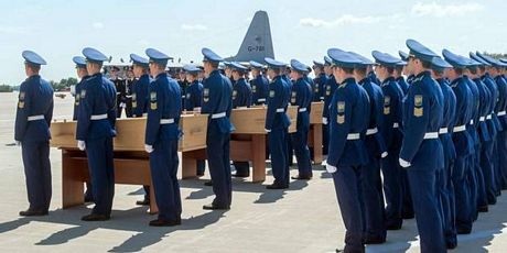Hà Lan đón 40 nạn nhân đầu tiên trong vụ rơi máy bay MH17 - 4 40 thi thể đầu tiên đã được đưa về Hà Lan.