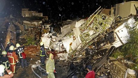 Vụ tai nạn khiến 2 ngôi nhà bị sập và làm hư hỏng các ngôi nhà khác.