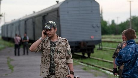 Đoàn tàu lặng lẽ rời ga Torez trong bầu không khí u ám.