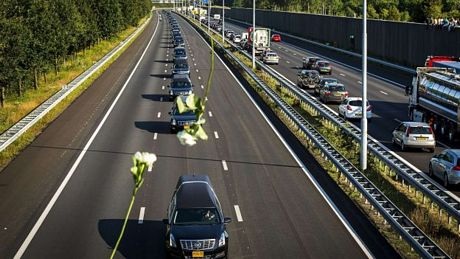 Hà Lan đón 40 nạn nhân đầu tiên trong vụ rơi máy bay MH17 - 7 Đoàn xe tang trên đường tới thành phố Hilversum để phục vụ việc nhận dạng các nạn nhân.