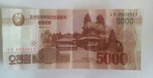 Triều Tiên bỏ hình ảnh lãnh tụ Kim Nhật Thành khỏi tiền giấy - 1 Tờ tiền mệnh giá 5.000 mới của Triều Tiên.