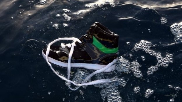 Một chiếc của nạn nhân của vụ chìm thuyền trôi nổi trên biển.