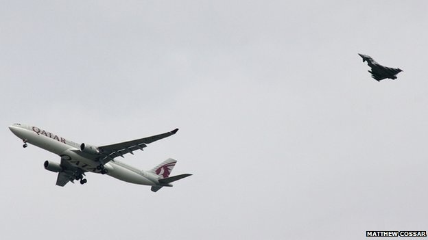 Chiến đấu cơ Anh bay sát hộ tống máy bay chở khác Qatar.