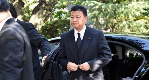 Hai bộ trưởng Nhật thăm đền chiến tranh, "chọc giận" Trung, Hàn - 1 Bộ trưởng nội vụ và thông tin Nhật Bản Yoshitaka Shindo thăm đền Yasukuni ngày 15/8.
