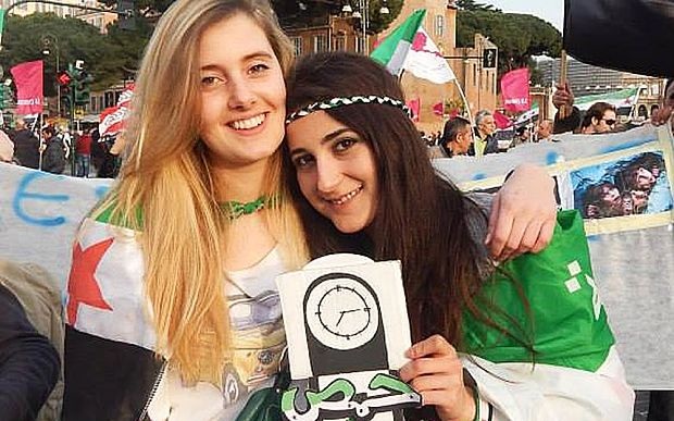 20 con tin phương Tây đang bị khủng bố Hồi giáo giam giữ - 1 Greta Ramelli (trái) và Vanessa Marzullo hiện đang bị IS giam giữ.