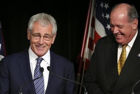 Mỹ sẽ ký kết thỏa thuận quốc phòng 25 năm với Úc - 1 Bộ quốc phòng Mỹ Chuck Hagel và người đồng cấp Úc David Johnston trong cuộc họp báo ngày 11/8.