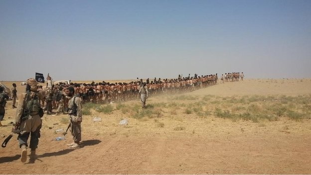 "Phiến quân Hồi giáo" hành quyết hàng chục binh sĩ Syria - 1 Các bức ảnh được tải lên mạng cho thấy nhiều nam giới mặc đồ lót bị ép hành quân qua sa mạc.