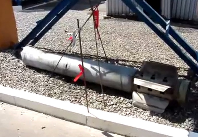 Ukraine đối mặt thảm họa hóa học - 3 Bức ảnh được cắt từ video cho thấy đạn pháo rơi trúng khuôn viên của nhà máy Stirol