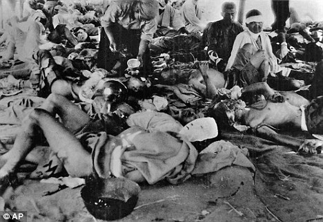 69 năm và bài học từ nỗi đau bom nguyên tử Hiroshima, Nagasaki - 2 Những nạn nhân bị thương do sức nổ của bom hạt nhân nằm la liệt.