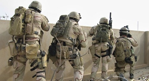 Tranh cãi nhà báo bị chặt đầu: Tại sao Mỹ không nộp tiền chuộc con tin? - 2 Biệt kích SEAL team six của Hải quân Hoa Kỳ (Nguồn AP)