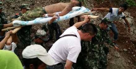 Những người bị thương do động đất được đưa đi cấp cứu.