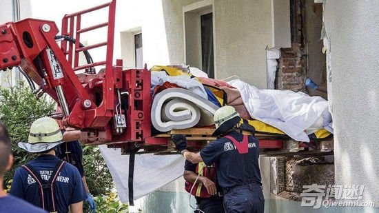 Đục tường , dùng xe nâng đưa bệnh nhân nặng 325 kg tới bệnh viện - 3 Hương Giang