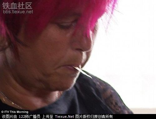 Hai chị em nghiện ăn sáp nến và sách cũ - 2 Anita mắc chứng nghiện ăn sách cũ.