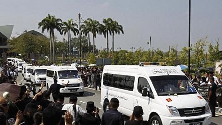 Malaysia đau lòng đón nhận 20 thi thể nạn nhân MH17 đầu tiên - 8 Xe tang chở các nạn nhân rời sân bay Kuala Lumpur.