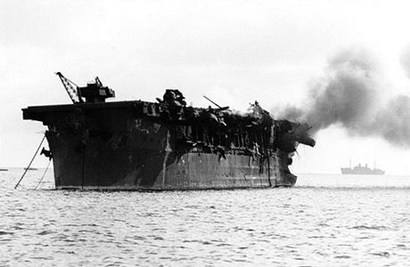Số phận bi thảm của các tàu sân bay-biểu tượng sức mạnh Mỹ - Kỳ 2 - 7 USS Independence (CVL-22) bốc cháy vào tháng 7/1946.