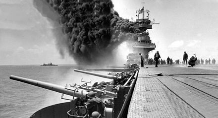 Số phận bi thảm của các tàu sân bay-biểu tượng sức mạnh Mỹ - Kỳ 1 - 8 USS Yorktown (CV-5) bị hư hỏng nặng trong trận Midway.