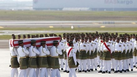 Malaysia đau lòng đón nhận 20 thi thể nạn nhân MH17 đầu tiên - 3 Lễ đón nhận các thi thể diễn ra trang trọng.