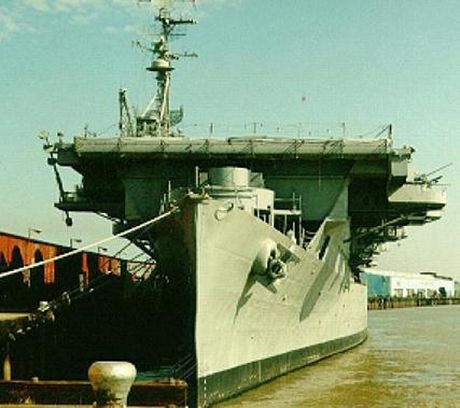 Số phận bi thảm của các tàu sân bay-biểu tượng sức mạnh Mỹ - Kỳ 2 - 9 USS Cabot (CVL-28) bên bến tàu ở New Orleans. Ảnh: Merlin Dorfman
