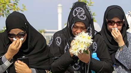 Malaysia đau lòng đón nhận 20 thi thể nạn nhân MH17 đầu tiên - 7 Người thân các nạn nhân khóc trong lễ đón.