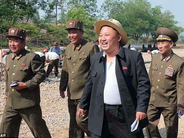 Những tin đồn xoay quanh sự vắng mặt bất thường của Kim Jong-un - 1 Nhà lãnh đạo Kim Jong-un trong một chuyến thị sát. (Nguồn: AP)