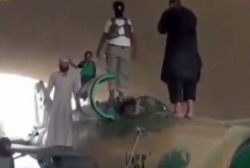 Nhóm phiến quân đứng trên chiếc tiêm kích và buông lời đe dọa Tổng thống Putin.