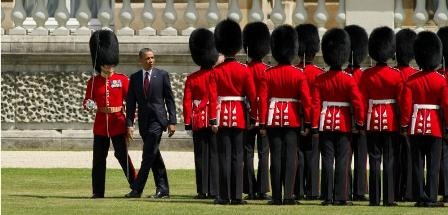 Tổng thống Mỹ Obama (áo đen) trong một chuyến công du tới Vương quốc Anh.