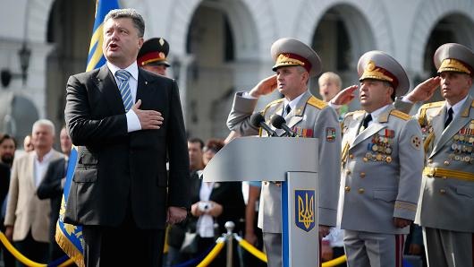 Tổng thống Poroshenko cam kết đòi lại bán đảo Crimea - 1 Tổng thống Poroshenko trong lễ duyệt binh mừng quốc khánh Ukraine hôm 24/8.